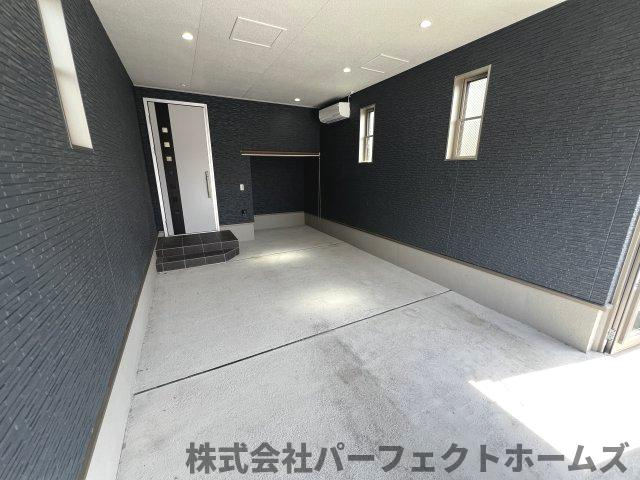 N BASE枚方 Cの駐車場|Garageハウスシャッター付！１BOX車駐車可能！