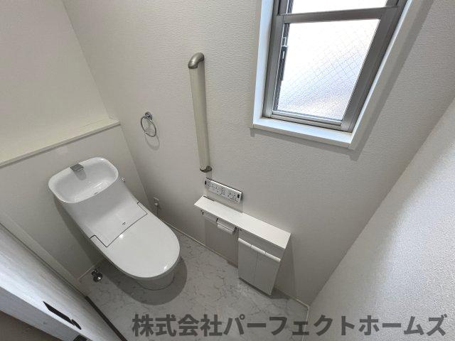 N BASE枚方 Cのトイレ|落ち着いた色調のトイレです
