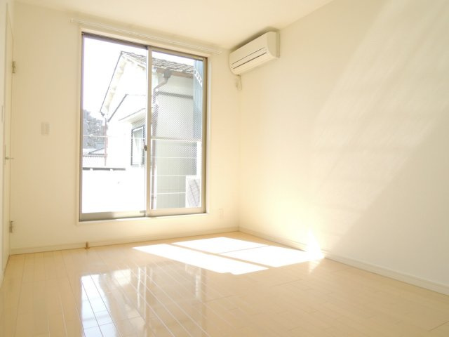 川口市仲町のアパートの居間・リビング|別号室の参考写真です。