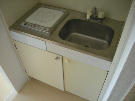 レジデンス曽根のキッチン|コンパクトなキッチンで掃除もラクラク