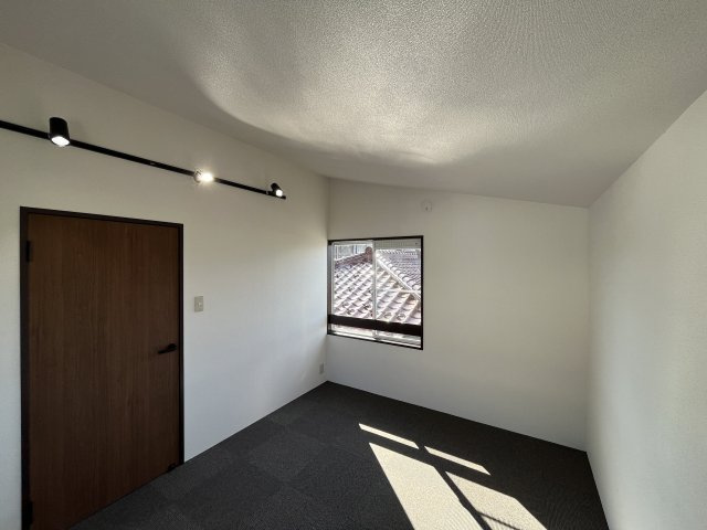 鶴岡市稲生二丁目の洋室|落ち着いた色調の洋室です