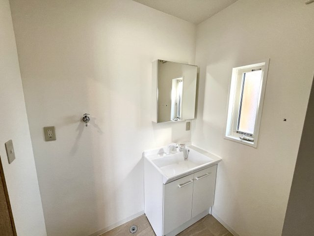 鶴岡市稲生二丁目のその他|独立洗面台、朝の身支度には欠かせません