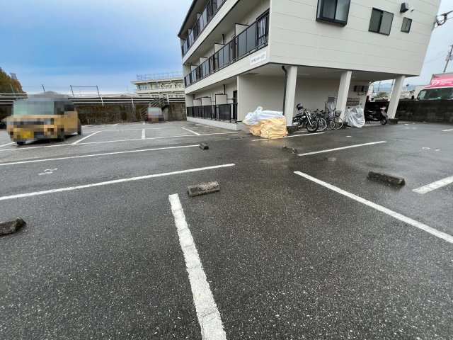 カナルシャトーＤ７の駐車場