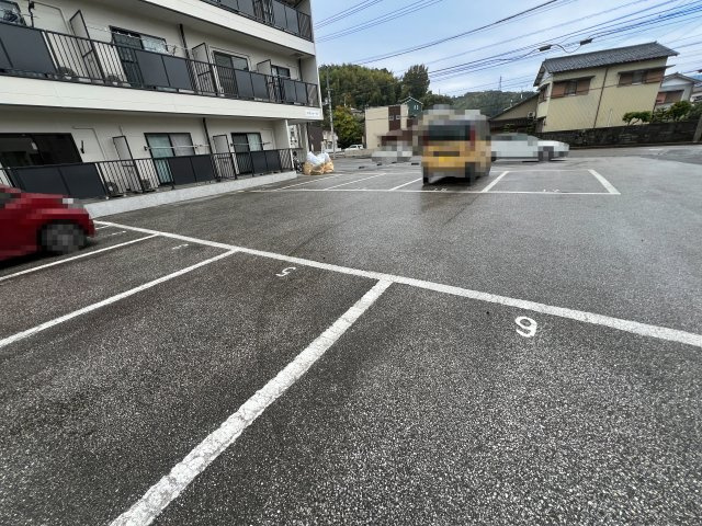カナルシャトーＤ７の駐車場