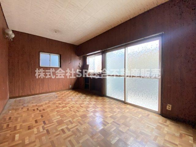 新池島町1丁目中古戸建の洋室|大きな窓から採光たっぷりで明るい洋室です♪