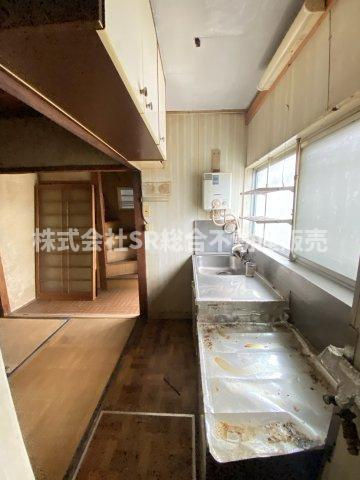 新池島町1丁目中古戸建のキッチン|上部に棚が付いています♪