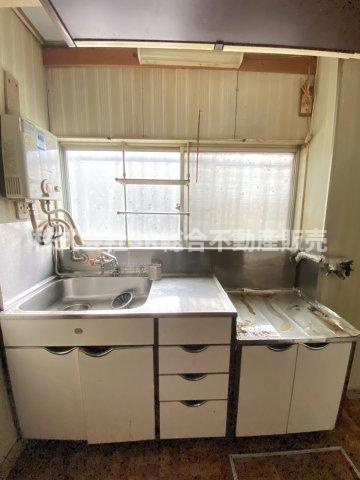 新池島町1丁目中古戸建のキッチン|コンパクトなキッチンで掃除もラクラク