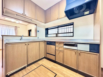 【キッチン】 | 宇治市宇治野神　中古戸建 | キッチンはL型の対面式キッチンです。ご家族とコミュニケーションを取りながら食事の支度ができます。コンロはIHクッキングヒーターですので火事や火傷の心配が少なく安心です。