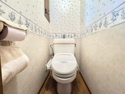 【トイレ】 | 宇治市宇治野神　中古戸建 | 《スーパーいけもと》が徒歩2分、《セブンイレブン 宇治神明店》が徒歩5分と、お買い物に便利な立地です。