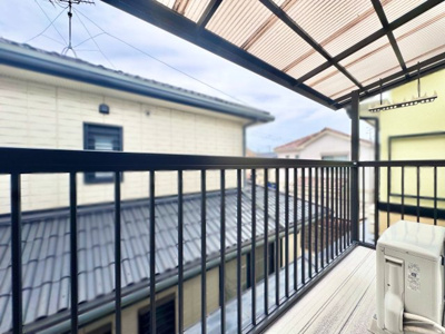 【バルコニー】 | 宇治市宇治野神　中古戸建 | バルコニーは南向きで陽当り良好です。屋根があるので急な雨でも洗濯物が濡れずに安心です。