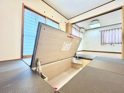 【収納】 | 宇治市宇治野神　中古戸建 | 和室には床下収納が設けられており、防災グッズの保管場所などとしても便利です。