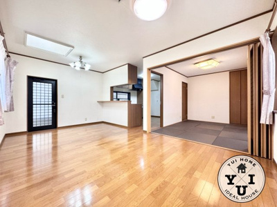 【居間・リビング】 | 宇治市宇治野神　中古戸建 | 部屋数豊富な4LDKです(^^♪南向きのバルコニーで日当たり良好！！
北側が間口約11.5ｍと広く、前道は6ｍと駐車の際も安心の広さですので、運転が苦手な方も安心です。