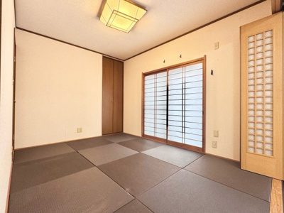 【和室】 | 宇治市宇治野神　中古戸建 | こちらは琉球畳でオシャレな6帖の和室です。LDKと続き間になっているので、扉を開放し使用したりと用途に合わせた使い方ができます。
