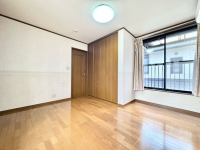 【洋室】 | 宇治市宇治野神　中古戸建 | こちらはゆったりとした7帖の洋室です。南向きのバルコニーに面しているので、自然の光がたっぷりと差し込む明るいお部屋です。