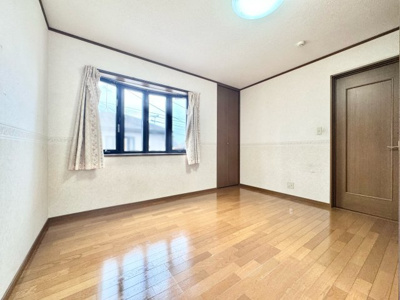 【洋室】 | 宇治市宇治野神　中古戸建 | 【7帖洋室】収納が2箇所設けられているので、お部屋を広く使用できます。