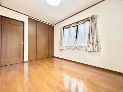 【洋室】 | 宇治市宇治野神　中古戸建 | こちらは北側6帖の洋室です。北向きの窓は出窓タイプになっており開放感のあるお部屋です。