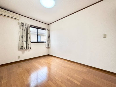 【洋室】 | 宇治市宇治野神　中古戸建 | 各居室が振り分けの間取りですので、プライバシーが保たれており、お部屋での時間もゆっくりとくつろげます。