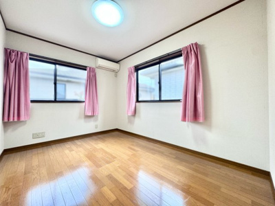 【洋室】 | 宇治市宇治野神　中古戸建 | こちらは南側6帖の洋室です。2面採光で自然の光がたっぷり差し込むお部屋です。