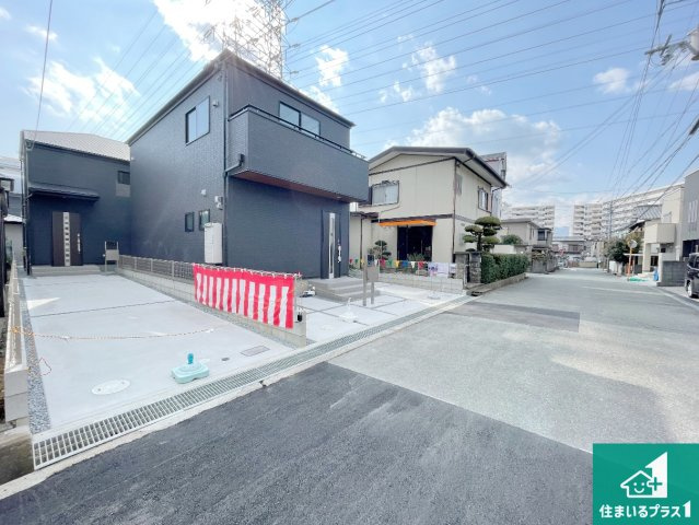 伊丹市西野　第7期　新築一戸建ての前面道路含む現地写真|周辺は閑静な住宅街！前面道路広々で車の出し入れも便利です。駐車が苦手な方でも安心して車庫入れできます！