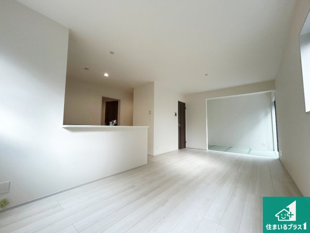 伊丹市西野　第7期　新築一戸建ての居間・リビング|シンプルなリビングは、観葉植物等のインテリアを楽しめますね！パパ好みにも、ママ好みにも家具次第で雰囲気を変えることができます！