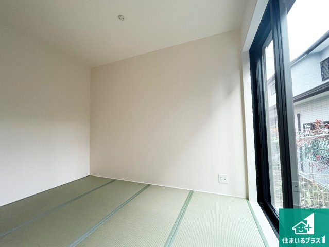 伊丹市西野　第7期　新築一戸建ての和室|一室あると便利な和室は客間としてだけでなく、小さなお子様のプレイルームや食後のくつろぎスペースとしてもご利用いただけます。収納もついていますので大活躍間違いなし！