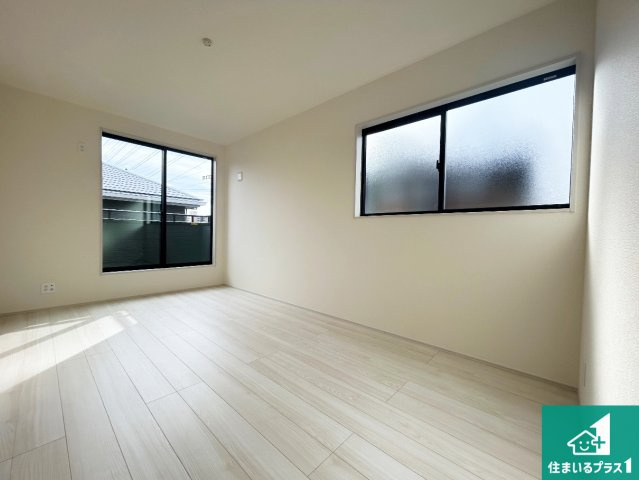 伊丹市西野　第7期　新築一戸建ての洋室|寝室は心地よい眠りについてもらいたくて、シンプルかつ開放的な空間な設計にしています！大きな窓から差し込む日が心地いいです♪