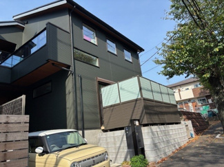 【外観】 | 松戸市八ヶ崎　モデルハウス使用中古戸建 | ウッドデッキ部分には目隠しもついておりプライバシーも守られます。