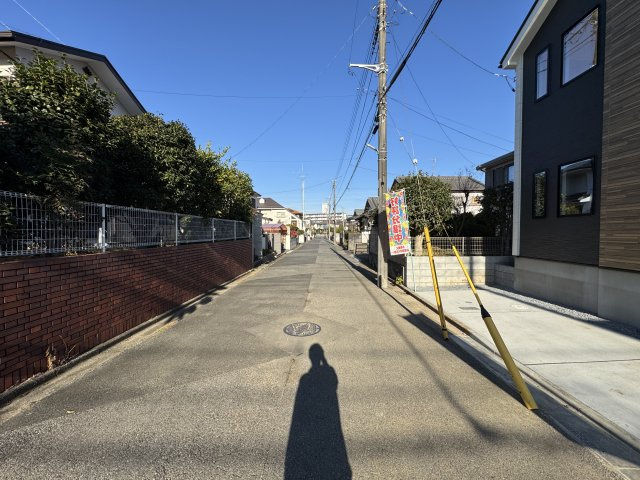 松戸市小金原７丁目新築戸建【栗ケ沢小学校：4分】の前面道路含む現地写真|西側前面道路・幅員約6ｍ
