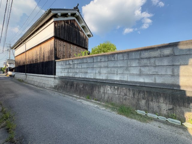 天理市長柄町　中古戸建の外観|本物件の駐車場は一部、貸し駐車場として契約しております