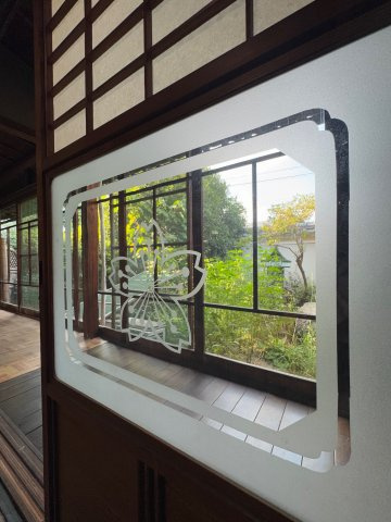 天理市長柄町　中古戸建の内装|ガラスに映る四季の移ろい♪　建具が美しいです!(^^)!