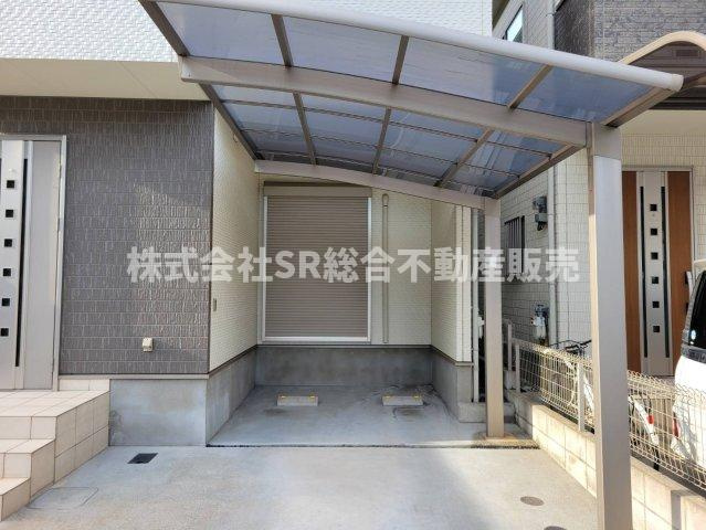 御厨東1丁目中古戸建の駐車場|カーポート付きの駐車場があり、リビングと直接行き来することも可能で、お買い物の後にも便利です！