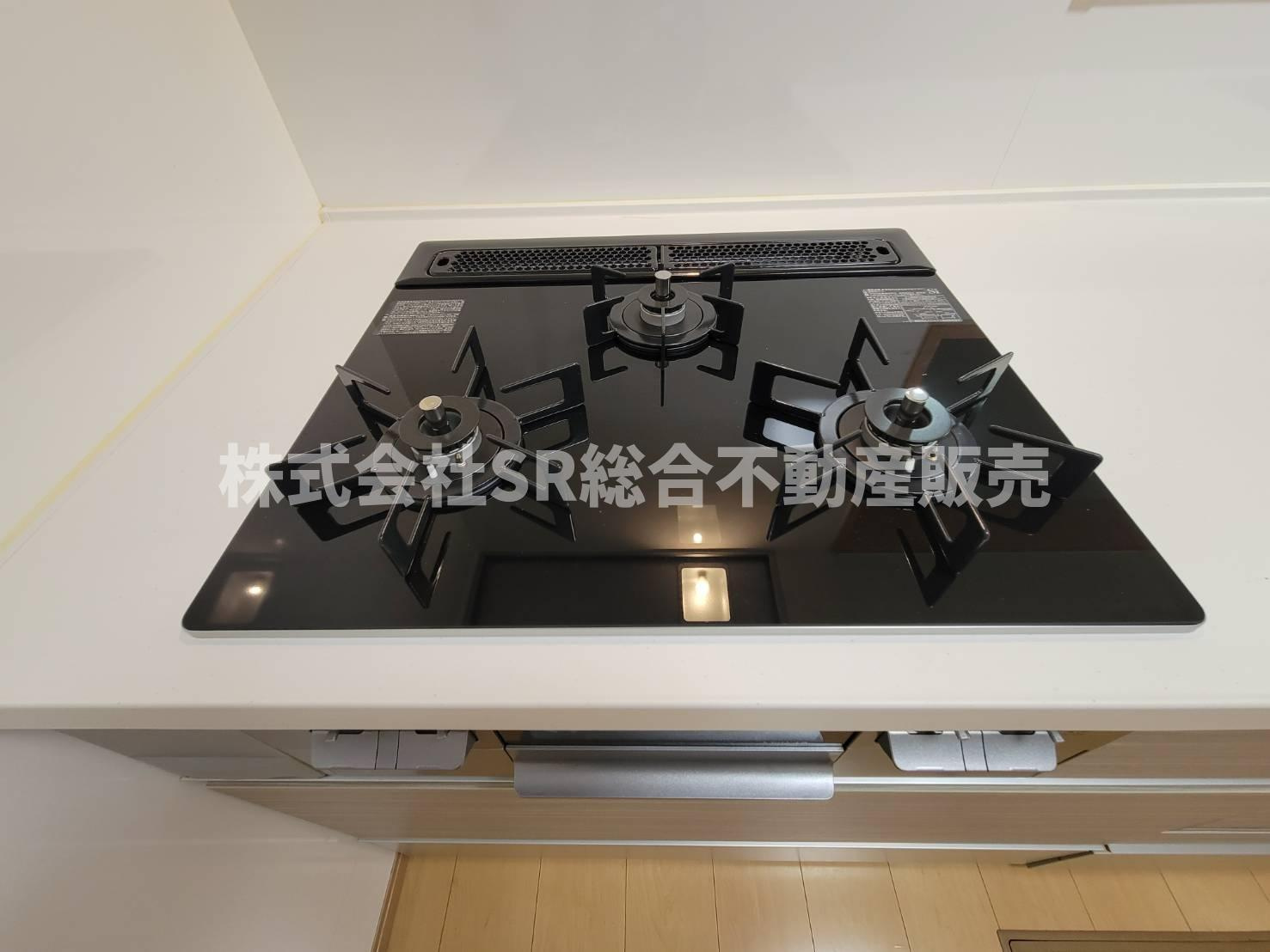 御厨東1丁目中古戸建のキッチン|3口コンロ、グリル付きです！