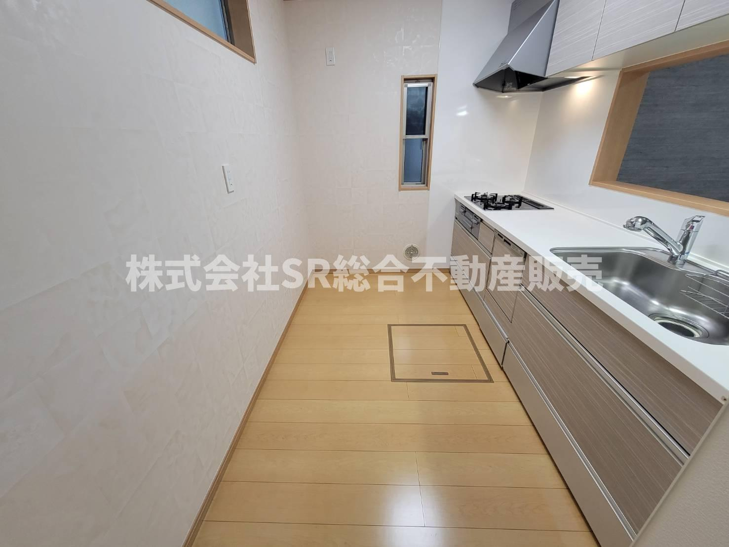 御厨東1丁目中古戸建のキッチン|広く使えるシステムキッチンです♪