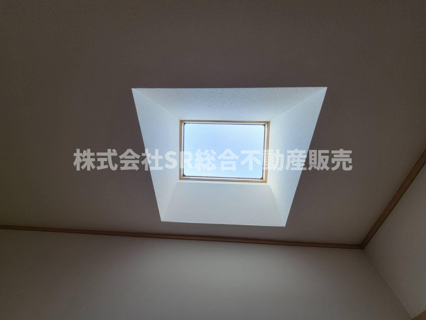 御厨東1丁目中古戸建の和室|和室には天窓があります