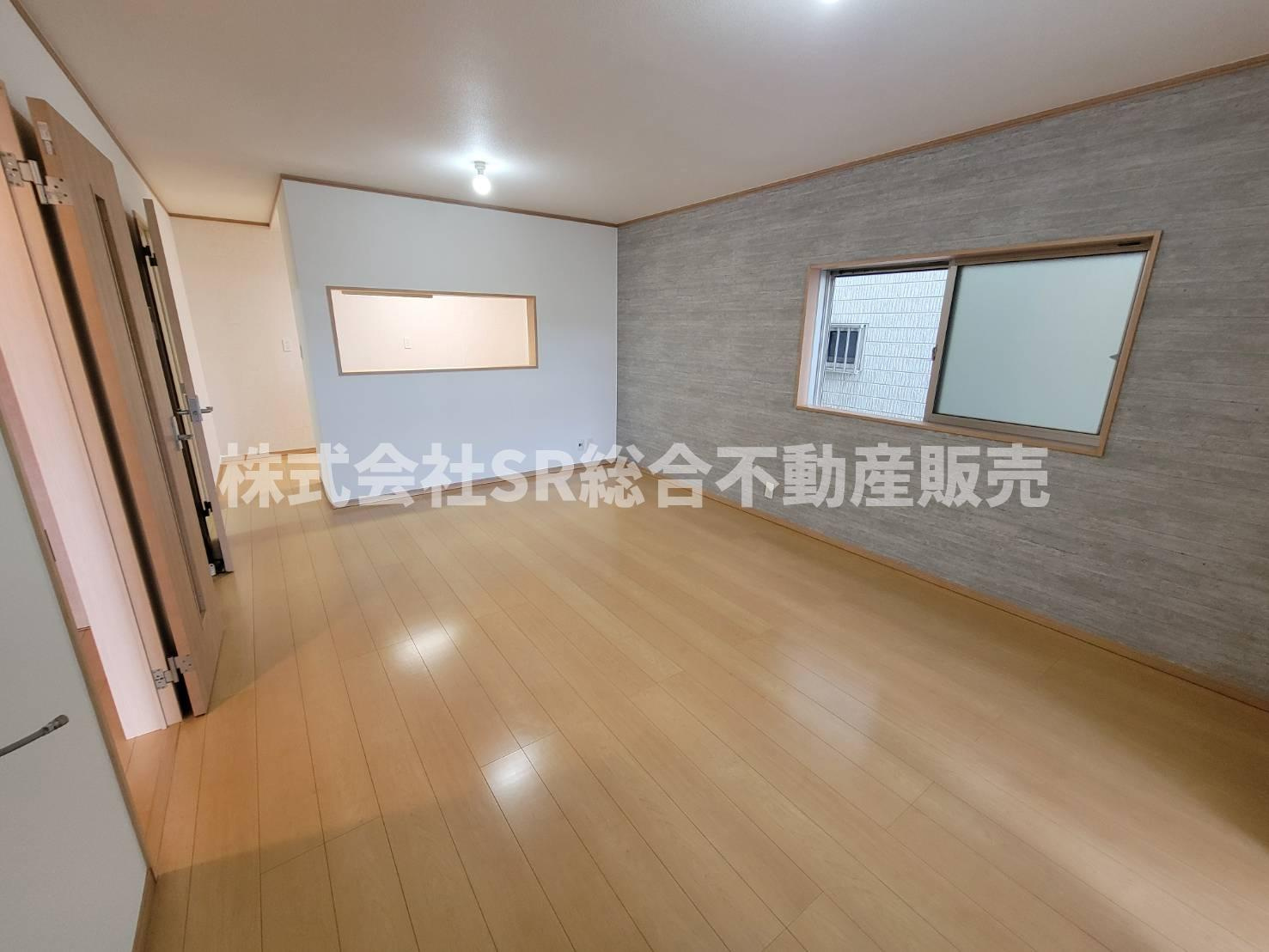 御厨東1丁目中古戸建の居間・リビング|16.5帖の広々リビング♪ご家族でゆったりとお過ごしいただけます！