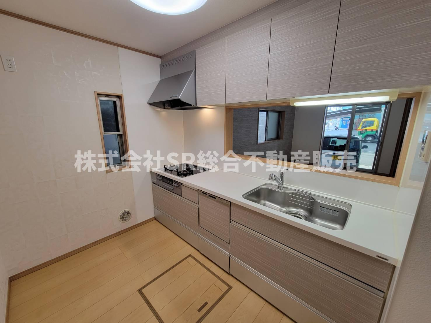 御厨東1丁目中古戸建のキッチン|人気の高い、設備の整ったカウンターキッチンでお料理が快適にできます♪