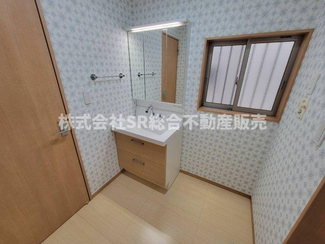 御厨東1丁目中古戸建の脱衣所|3面鏡・シャワー付き独立洗面台、室内洗濯機置場もあり、清潔感のある脱衣場です！