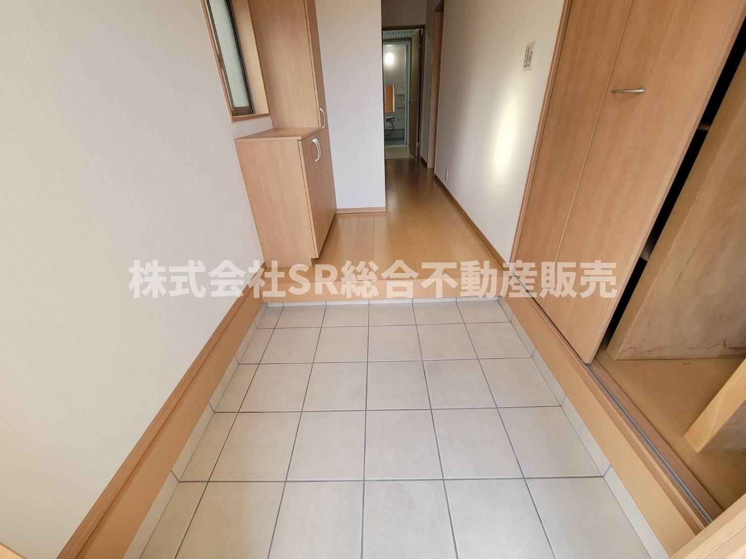 御厨東1丁目中古戸建の玄関|玄関にはシューズボックスもあり広めで使いやすいです！
