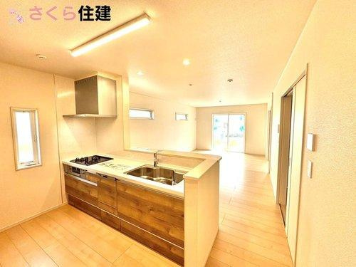 いろどりアイタウン佐野市中町　３号棟のキッチン|対面式システムキッチン。リビングを見渡せるキッチンで家族の様子をうかがいながら料理がはかどりそう！