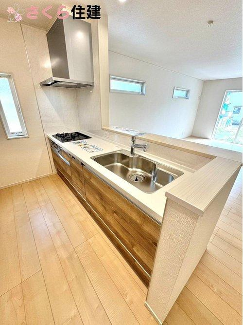 いろどりアイタウン佐野市中町　３号棟のキッチン|キッチンは広くて収納力もあるので食器や炊事用具を手の届くところに配置しやすい為調理もスピーディー♪