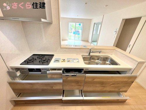 いろどりアイタウン佐野市中町　３号棟のキッチン|キッチンは食洗器付き。面倒な食器洗いも楽々です。家事導線の効率も考えて設計されています。