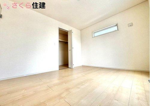 いろどりアイタウン佐野市中町　３号棟の洋室|明るい寝室でい心地のいい朝を迎えられそう！！クローゼット完備！！