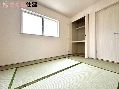 いろどりアイタウン佐野市中町　３号棟の和室|５帖ほどの和室は畳の香りと障子が落ち着く空間を演出します。