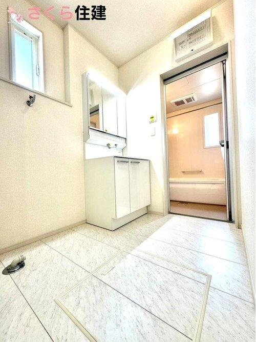 いろどりアイタウン佐野市中町　３号棟の洗面所|3面ミラーの後ろは収納スペースを完備。生活感のあるものは隠して、スッキリシンプルな洗面台に！