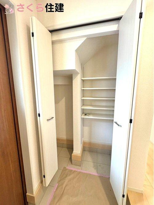 いろどりアイタウン佐野市中町　３号棟の収納|玄関横にシューズインクローク付き！ベビーカーや三輪車を置いても余裕の広さです。