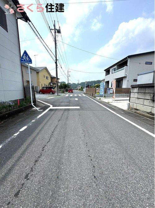 いろどりアイタウン佐野市中町　３号棟の前面道路含む現地写真|前面道路は広々６m道路で、駐車が苦手でも安心して運転出来ます！！！