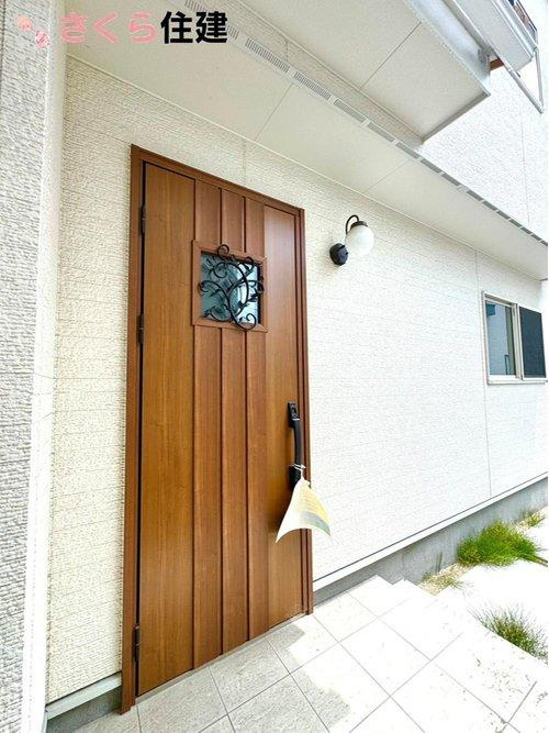 いろどりアイタウン佐野市中町　３号棟の玄関|ポーチの外の門柱にはTVドアフォン・郵便ポスト♪訪問者がドアの目の前に立つことなく安心ですね♪