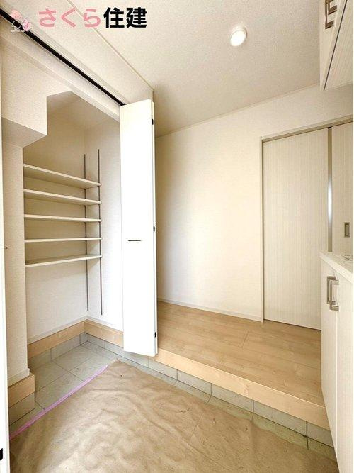 いろどりアイタウン佐野市中町　３号棟の玄関|靴だけでなく、部屋に持ち込みたくない外遊び道具やゴルフバッグなども収納できるのがうれしい！！