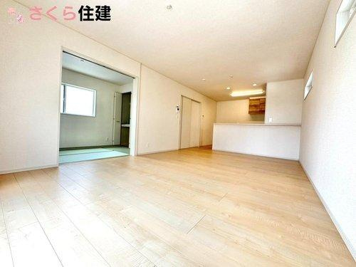 いろどりアイタウン佐野市中町　３号棟の居間・リビング|18帖広々リビングダイニング！和室とつなげれば●帖で解放感たっぷりです。