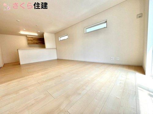 いろどりアイタウン佐野市中町　３号棟の居間・リビング|優しい雰囲気のナチュラルな床材でどんな家具にもマッチします！部屋全体が明るい雰囲気に！！